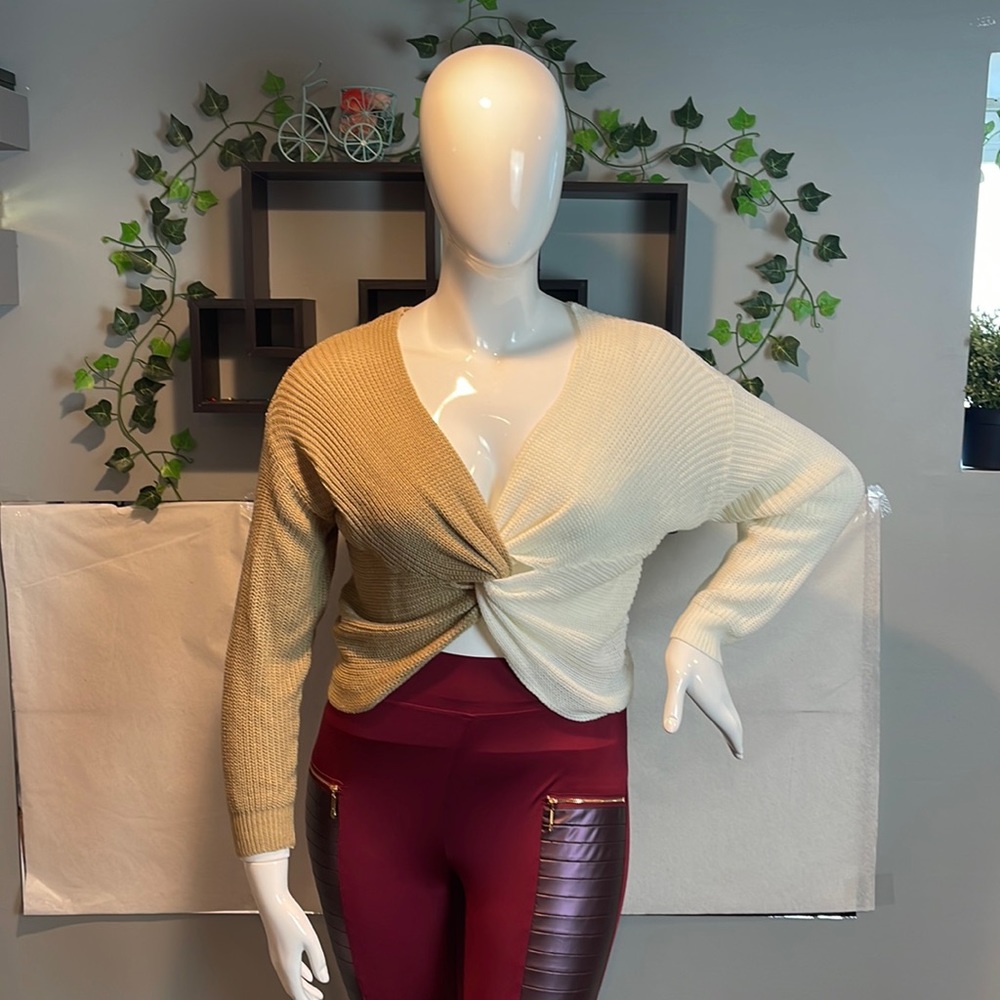 V-NECK TWIST FRONT TWO-TONE SWEATER IN CAMEL size‎ M